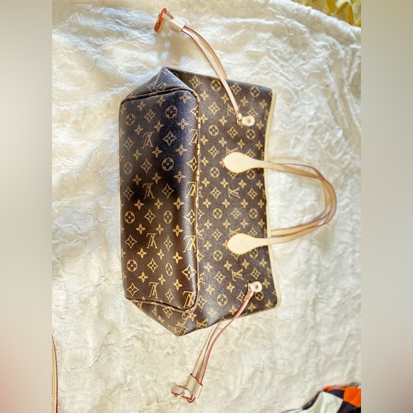 Faux Louis Vuitton large tote bag with wristlet - Picture 3 of 7